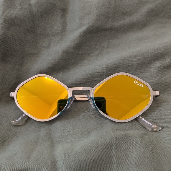 NWOT Quay Sunglasses - Picture 2 of 2